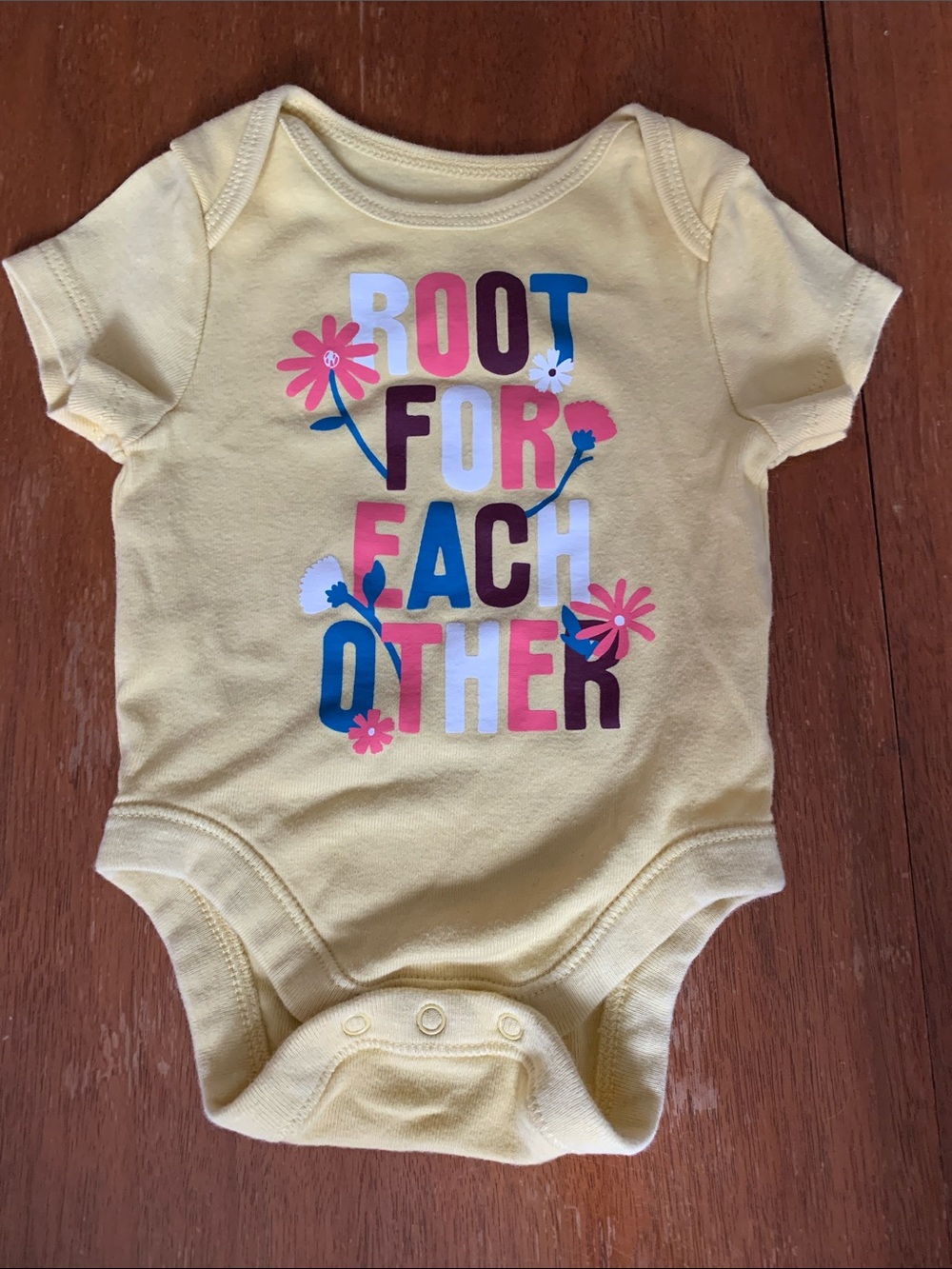 🍓3/$10 Old Navy One-Piece Bodysuit size 0-3m